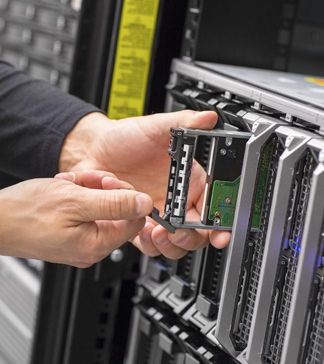 hand som lyfter ut en hårddisk från rack